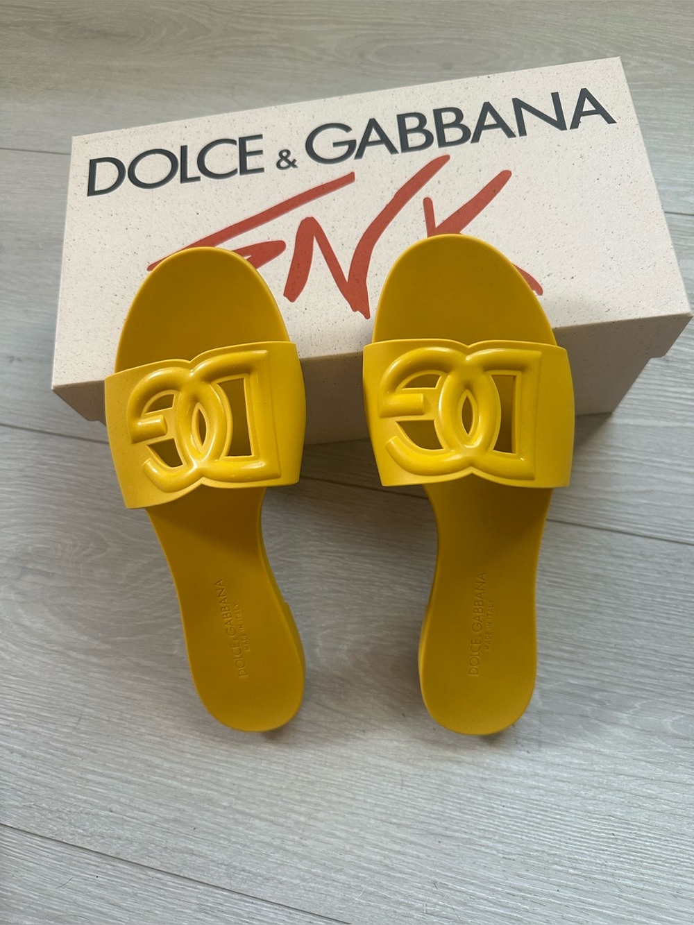 Dolce & Gabbana Cut-Out DG Rubber Sandals - Picture 13 of 15